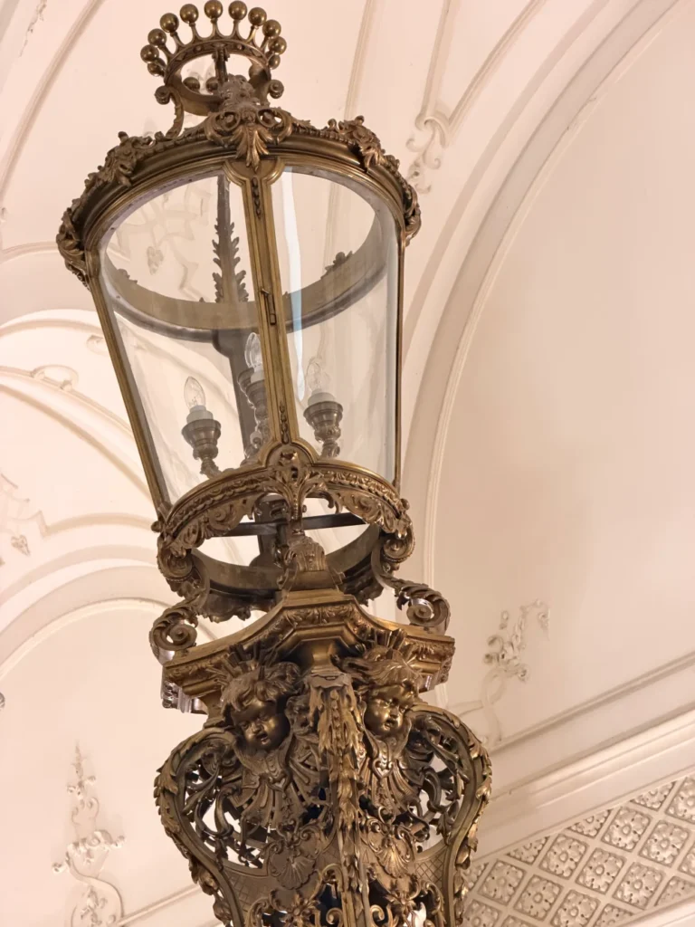 Antik üveg csillár részlete budapesti palota belső terében