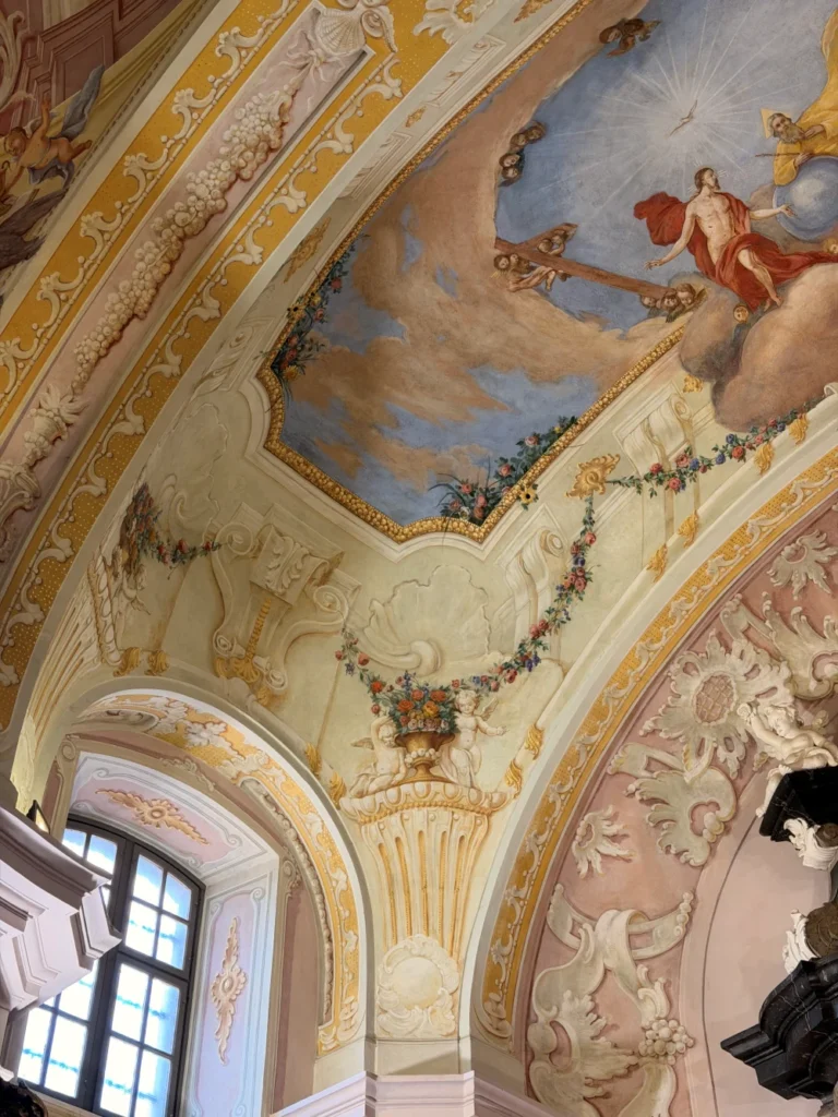 Festett mennyezeti freskó részlete barokk palotában
