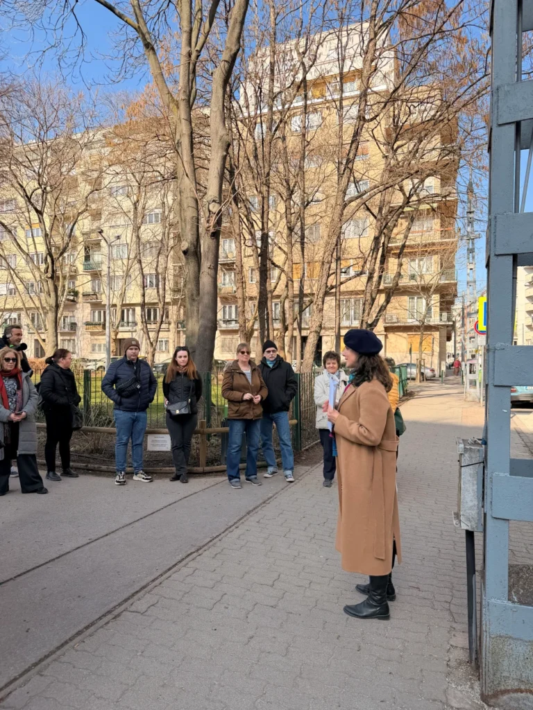 Városi séta résztvevői gyülekeznek egy budapesti téren