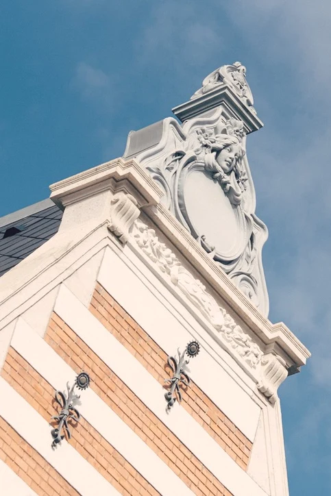 történelmi épület díszes tetőszerkezete és homlokzata vágott képen